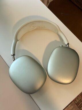 Green Apple AirPod Max with ✨✨✨ engraving